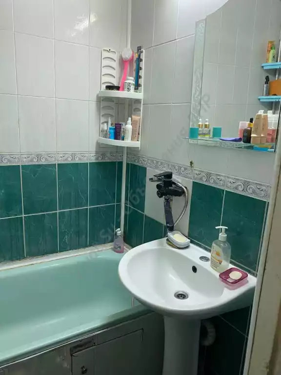 Продажа квартиры, 3 комнаты, 67.4 м², агент