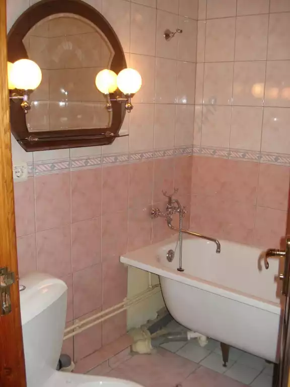 Продажа квартиры, 3 комнаты, 60 м², агент
