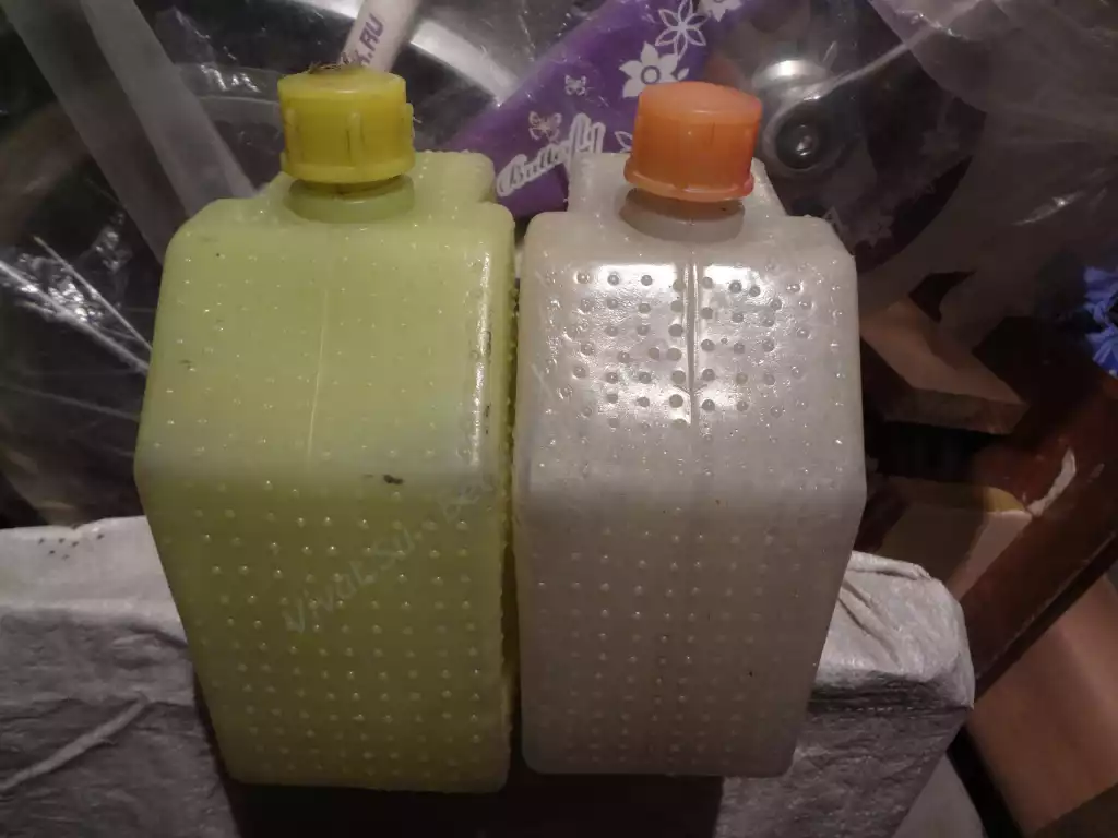Канистры 2,5 л и 10 л пластиковые советские